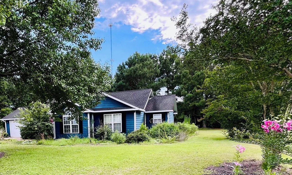 Tabor City House | Spacious 5-bedroom house only minutes from NC/SC Beaches in quaint Tabor City NC