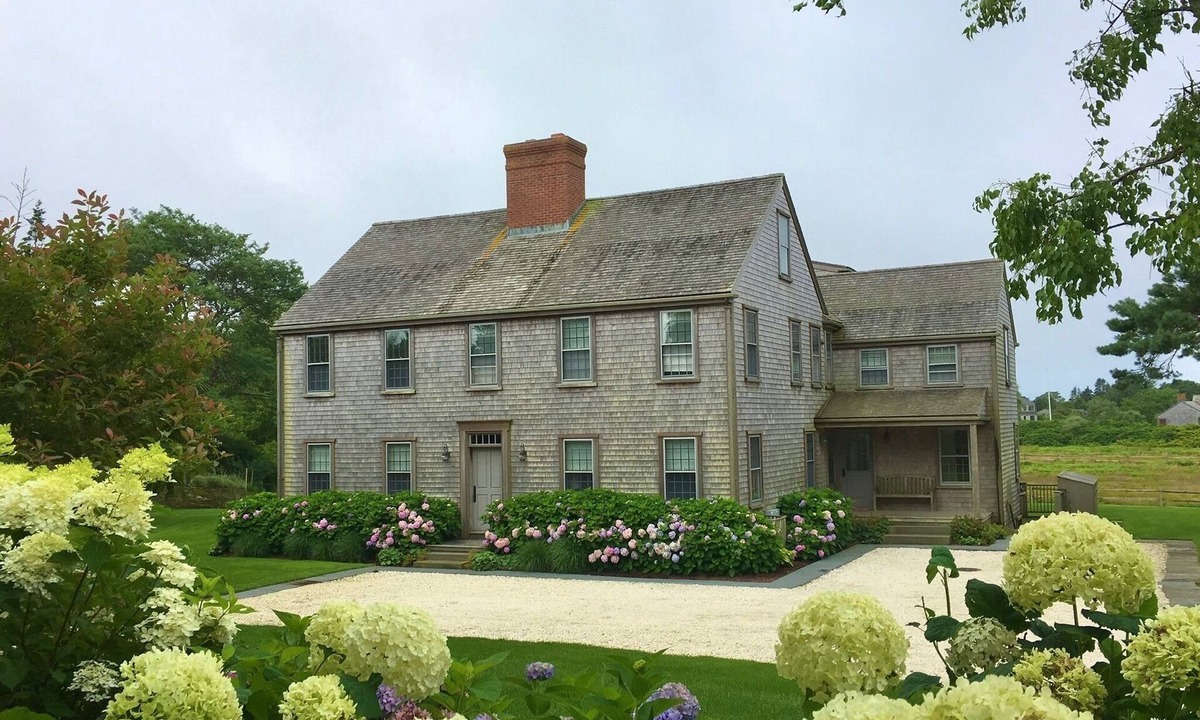 West of Town House | Spacious 6-bedroom Nantucket home, 1 mile walk to town, 3 acres, cul-de-sac