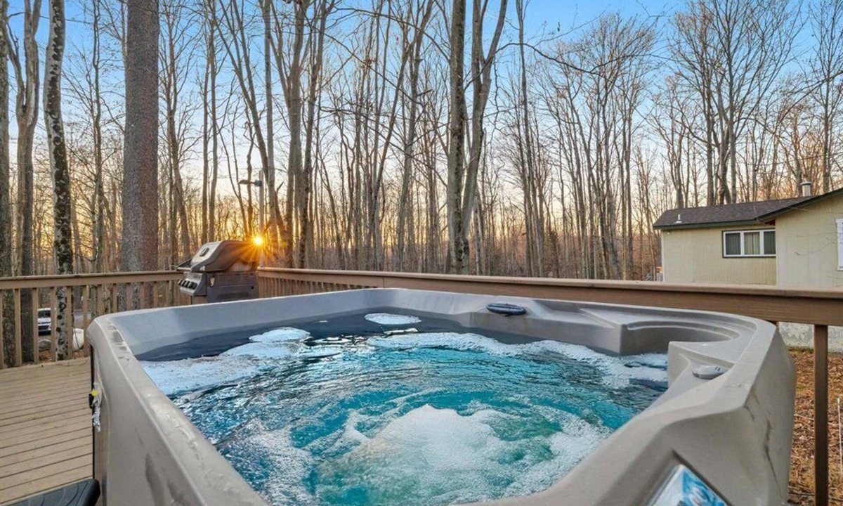 Pocono Lake House | Spacious 6 Bedroom Pocono Retreat by the Lake