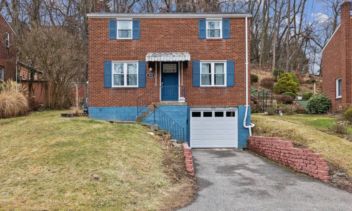 Level Green House | Spacious Family Retreat | Backyard & Free Parking