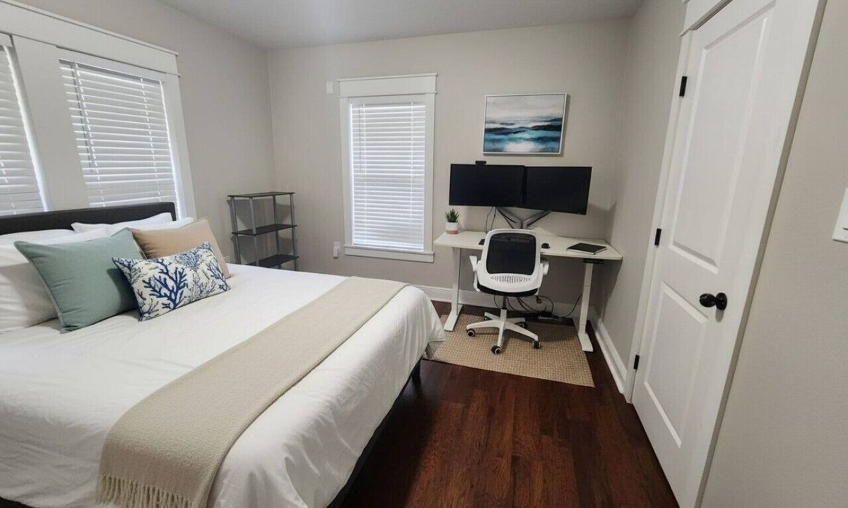 South Seminole Heights House | Spacious Getaway | Cozy & Modern | Backyard Dream