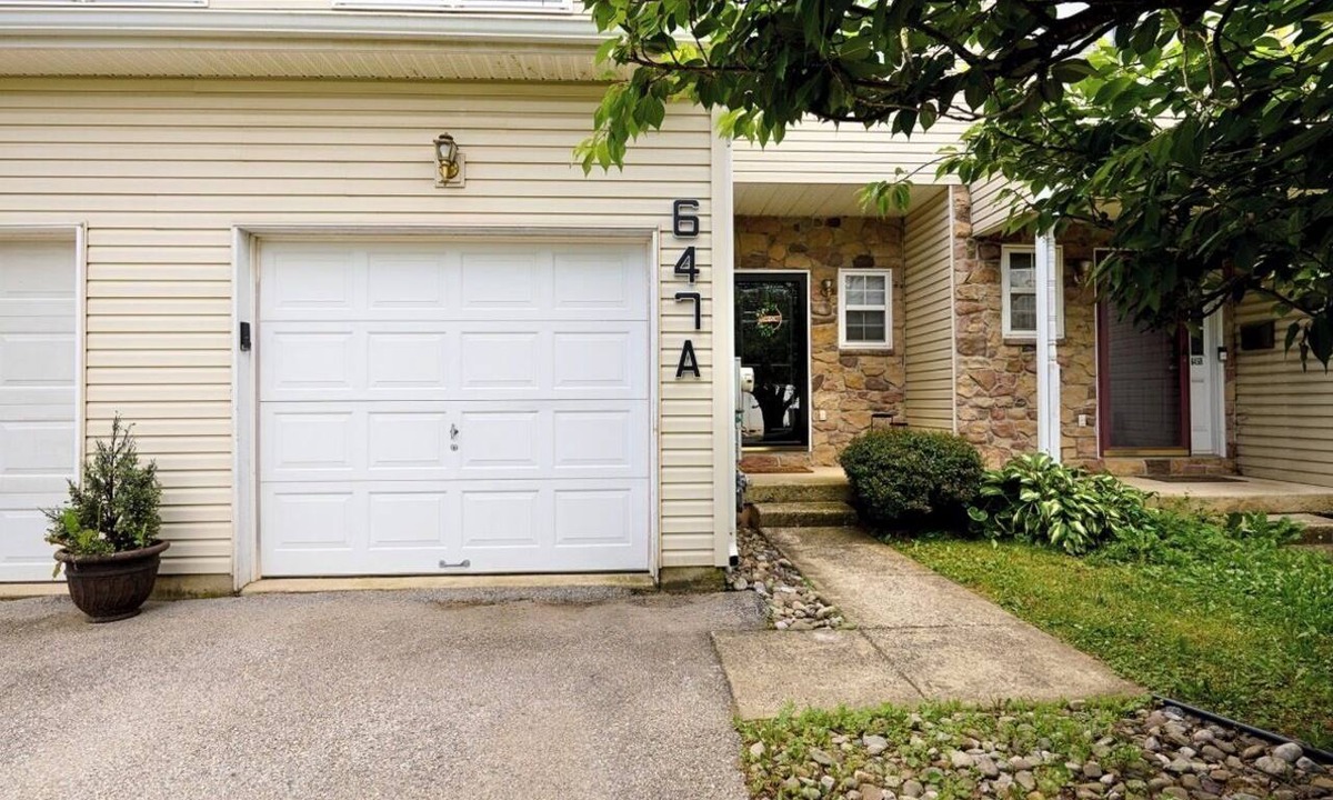 Gulph Mills House | Spacious KOP Townhome, King Suite, Deck, 20 mins to Philly