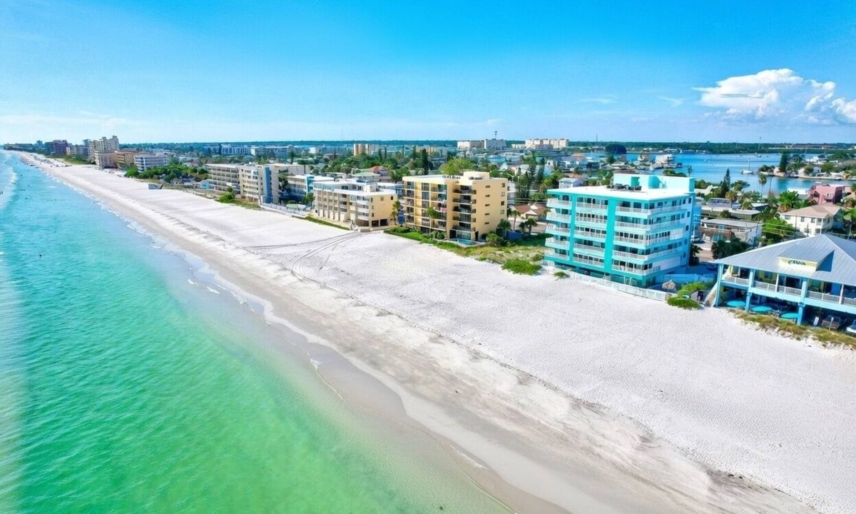 Madeira Beach Condo | Spacious Oceanfront 6-bedroom 2 condo combo in superb Madeira Beach on the Beach