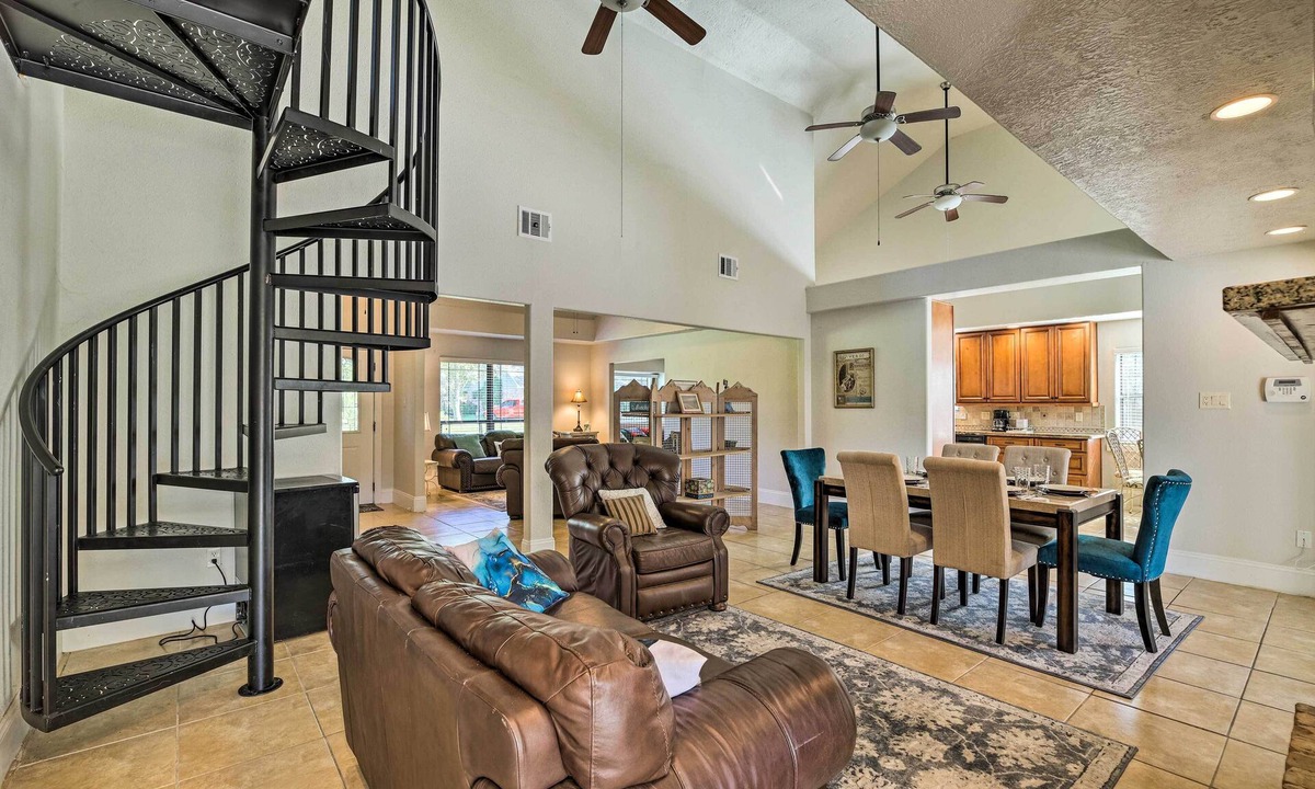 El Lago House | Spacious Seabrook Home w/Patio: 1 Mi to Beach!