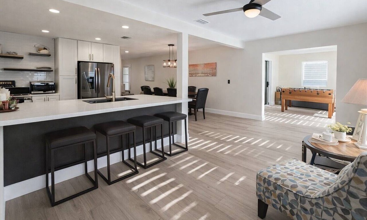South Venice House | Spacious Updated 7 Min to Beach. Loaded w/amenities Private and fenced yard PETS