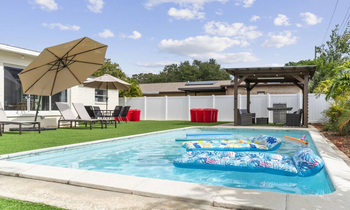 St. Petersburg House | St Pete Heated Pool Home Oasis <10 min to downtown 4 bed/3 bath