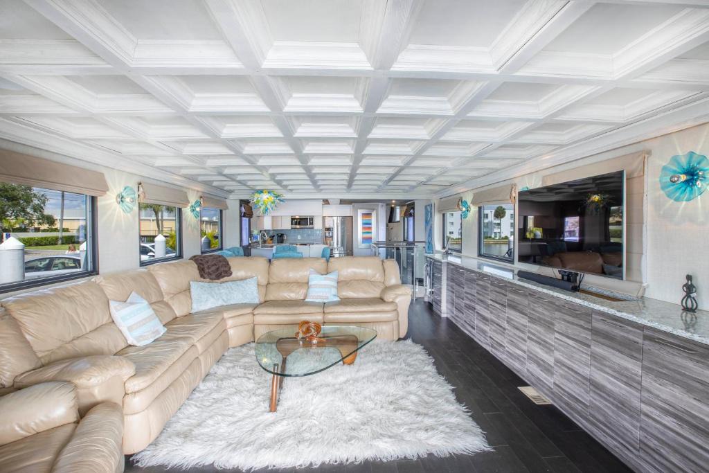 St. Petersburg House | St Petersburg Luxury Yacht Sleeps 8