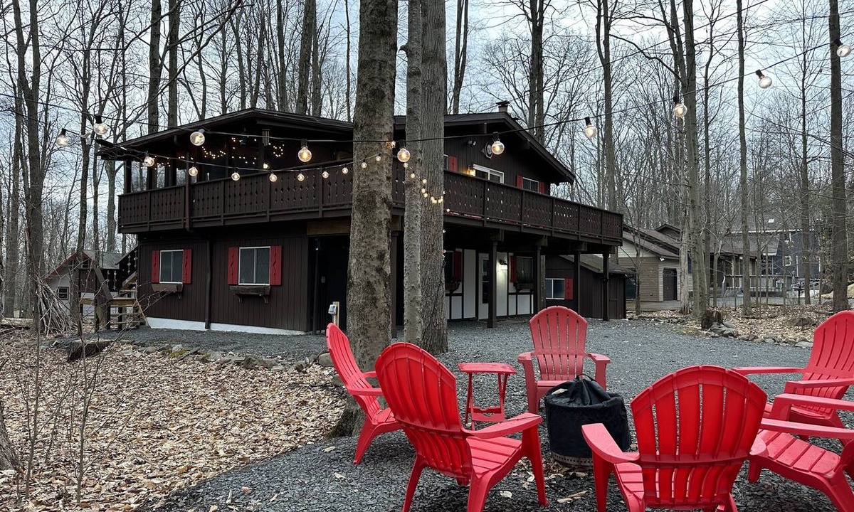 Locust Lake Village Ski Chalet | Steps from the Lake! Fire Pit, STPs, Fall Foliage and Holidays in the Mountains!