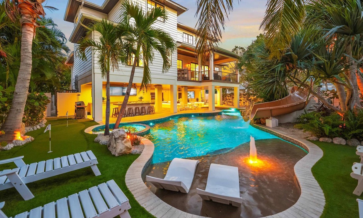 Siesta Key Village House | Steps to Beach/Siesta Village-Resort Pool w/Slide