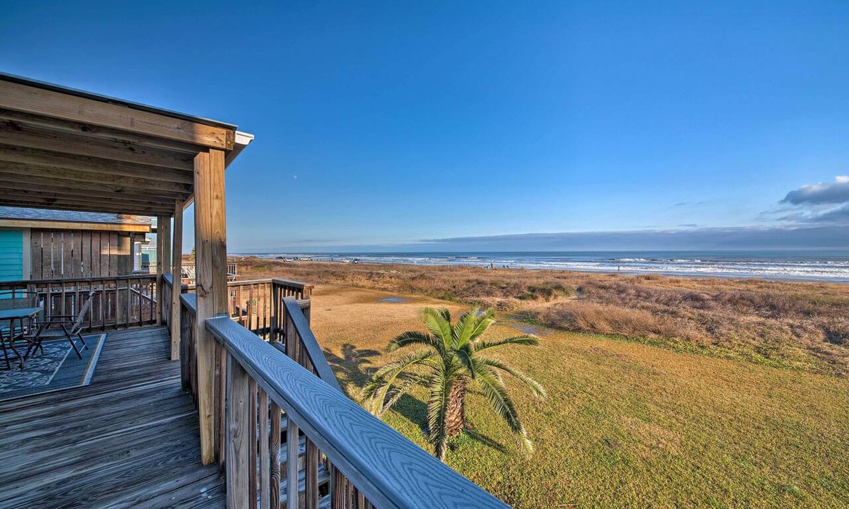 Gulf Palms Cottage | Steps to Gulf! Pet-friendly Galveston Getaway