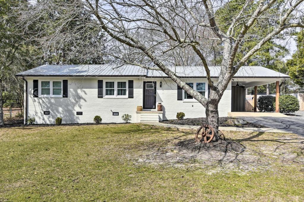 Southern Pines Apartment | Studio w/Patio - Walk to Hikes, Sights & Bites