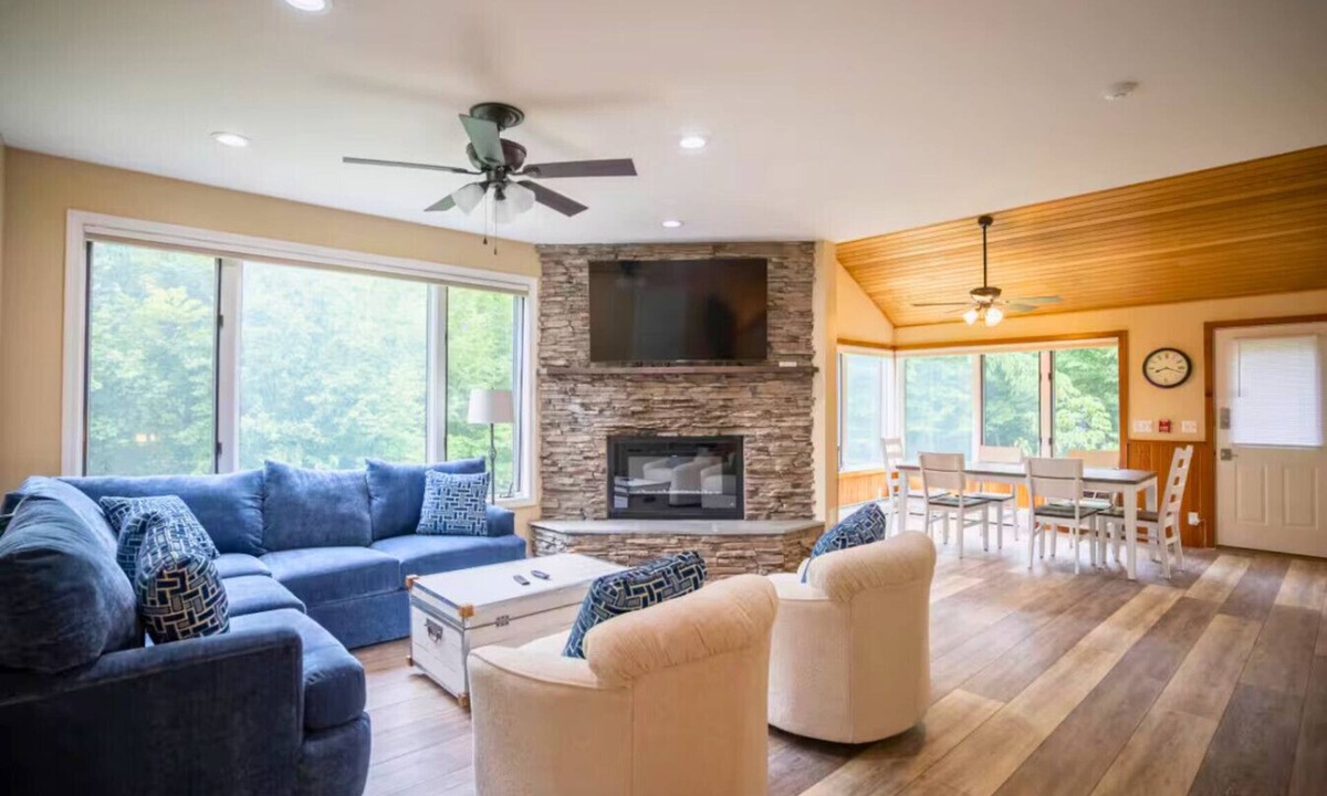 Jeffersonville Condo | Stunning 3-Story Executive Suite | Smugglers' Notch