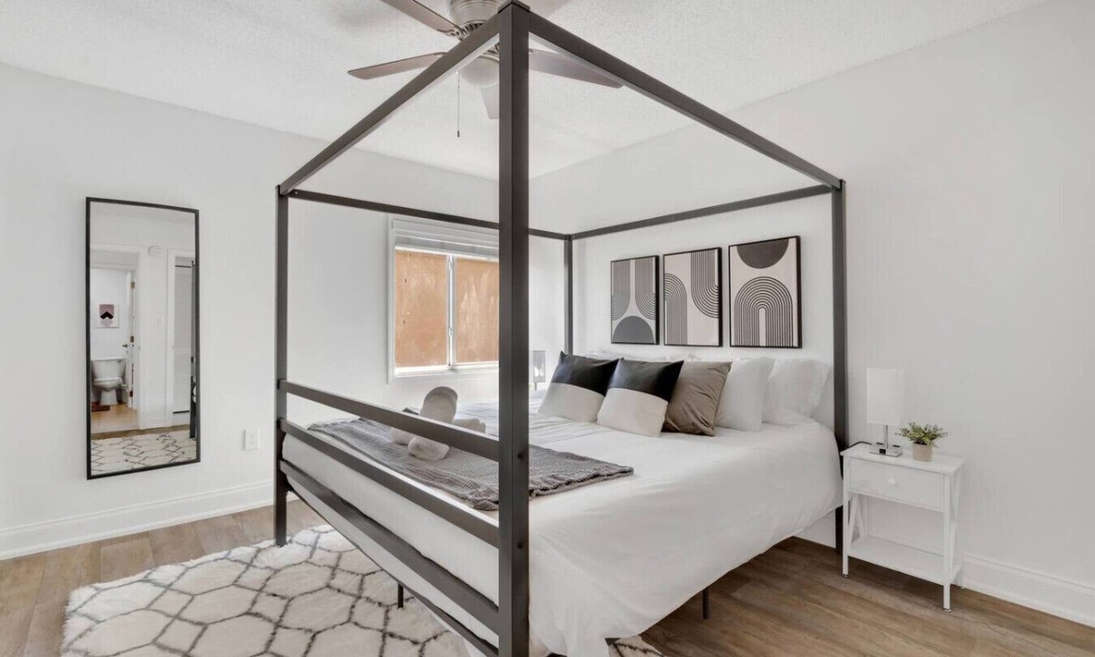 SoHo Apartment | Stunning Bayshore Suite With Resort Style Pool, Gym, Free Parking and Much More