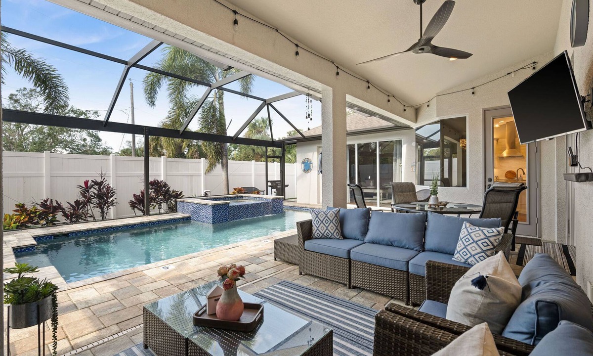 South Venice Villa | Stunning Saltwater Heated Pool & Spa Villa-Fully Equiped-6 Min to Beach
