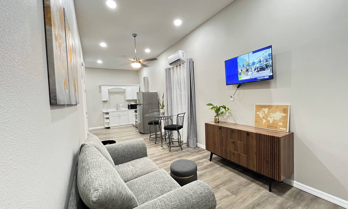 Highpoint House | Stylish 1-BR Hideaway close PIE airport