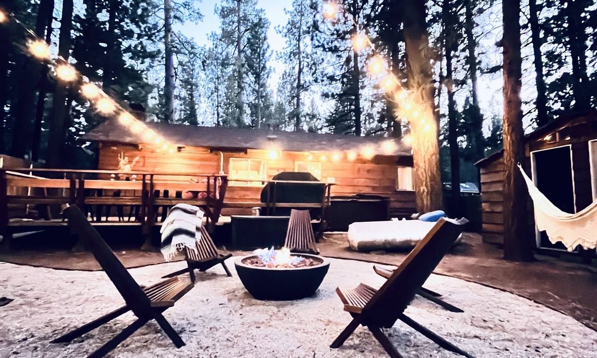 Big Bear Lake Cabin | Summer Cabin vibes 2mile to Lake Couples & Family Escape Hot tub Firepit