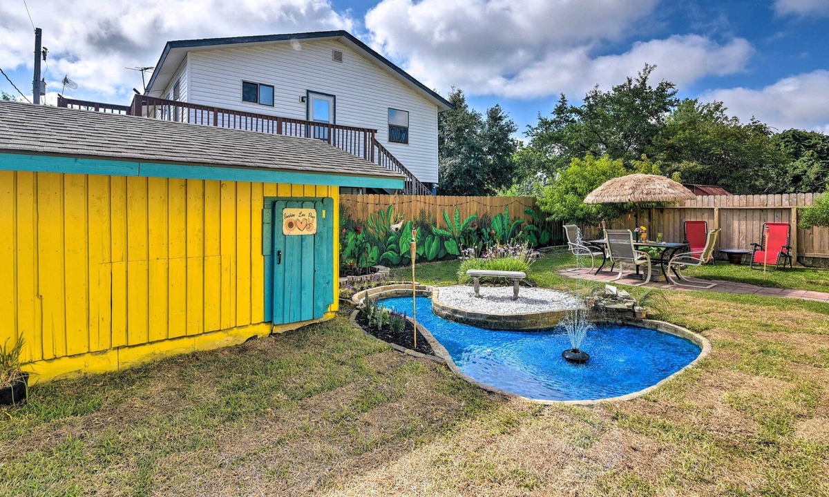 San Leon Apartment | 'Sunny Sea' Coastal Gem: Fish & Boat Nearby!