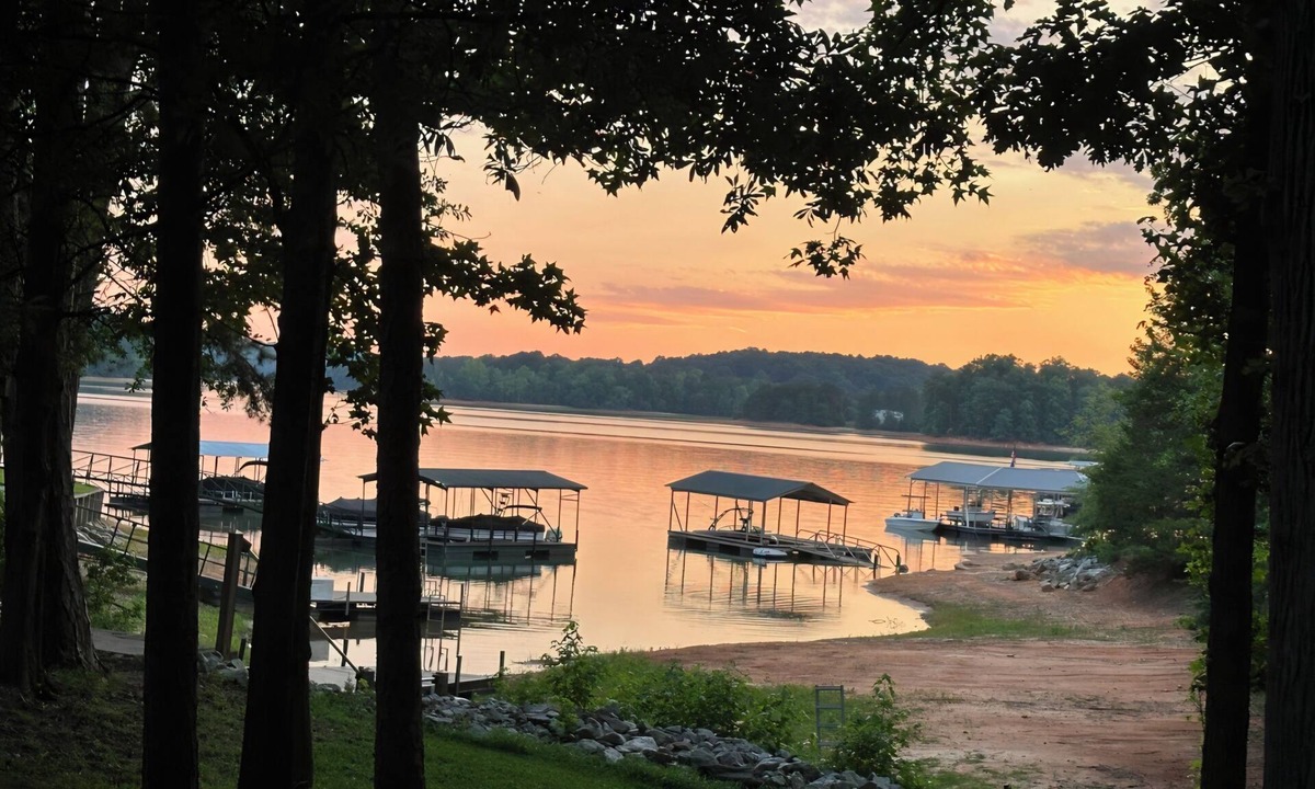 Fair Play House | Sunset Cove - Lake Hartwell Lakefront Escape - KAYAKS AVAILABLE - Fire Pit