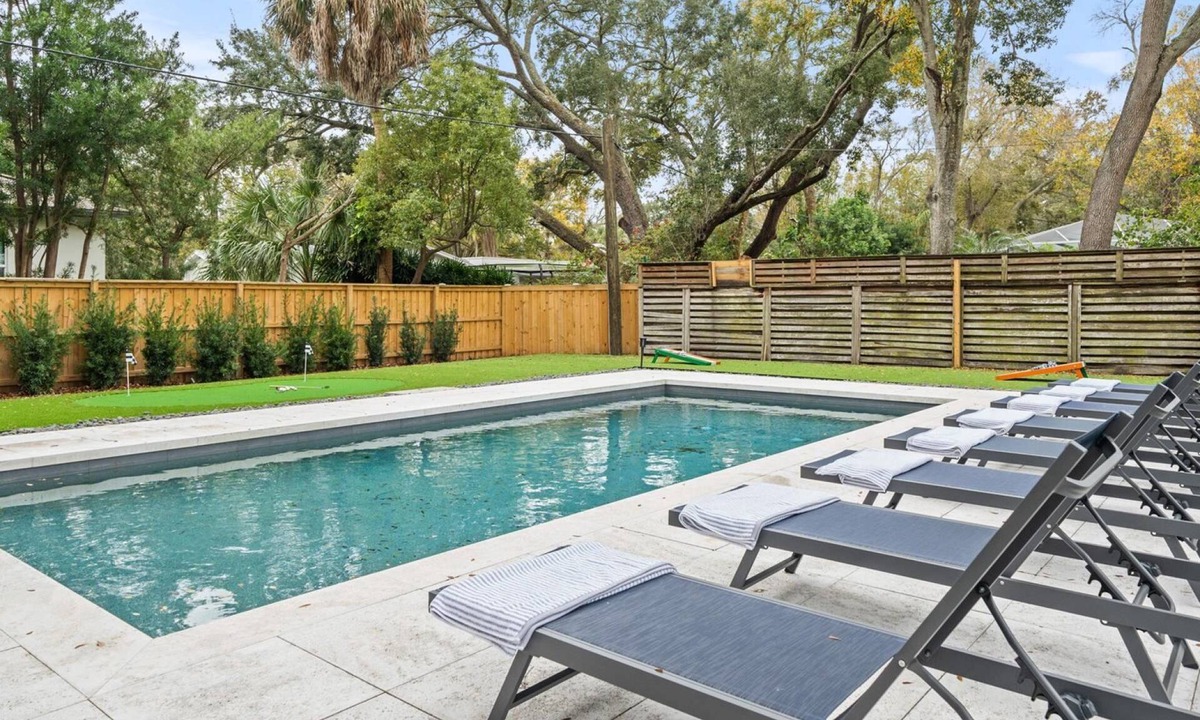 Sunset Park House | Sunset Park Retreat w/Heated Pool, Lanai, Putting Green & Room for 8 – Relax in South Tampa!