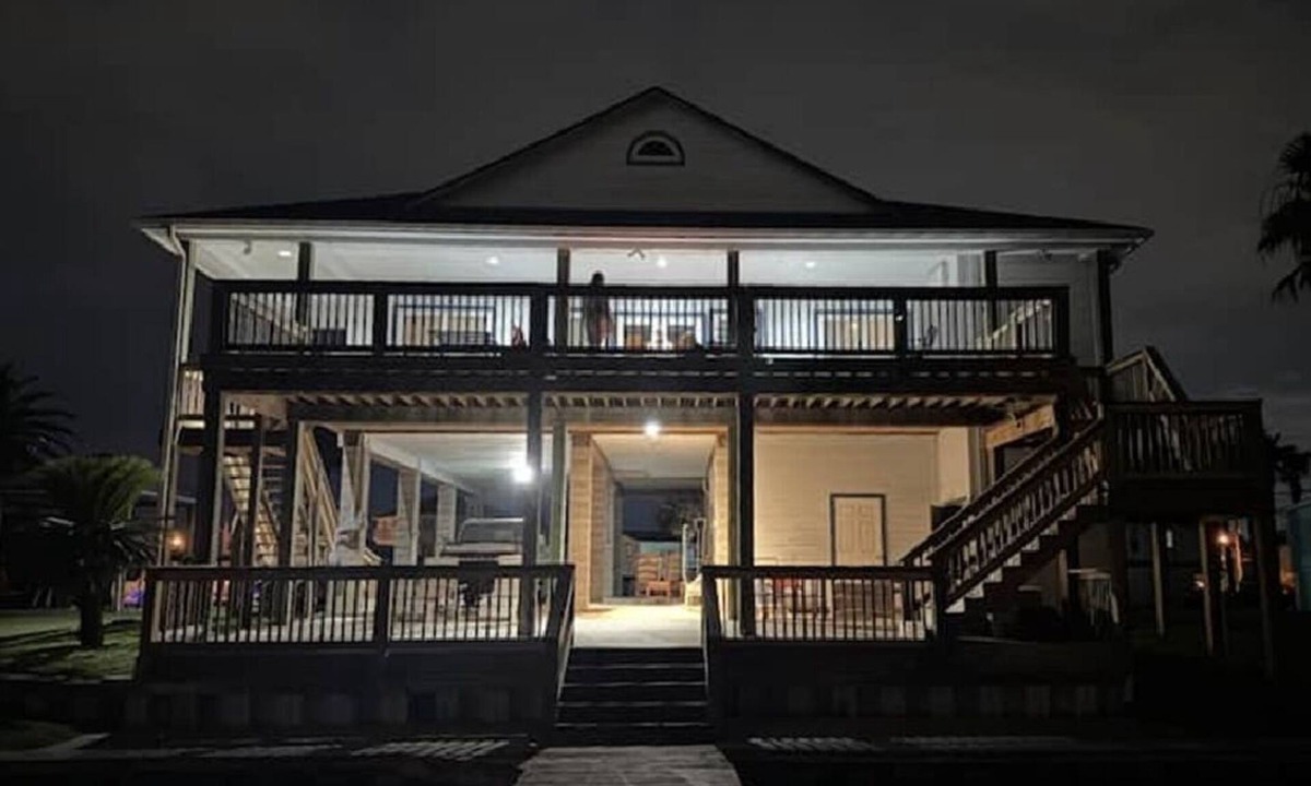 Hitchcock House | Sunset Vibes and Waterfront Tides - 4 bedroom waterfront house