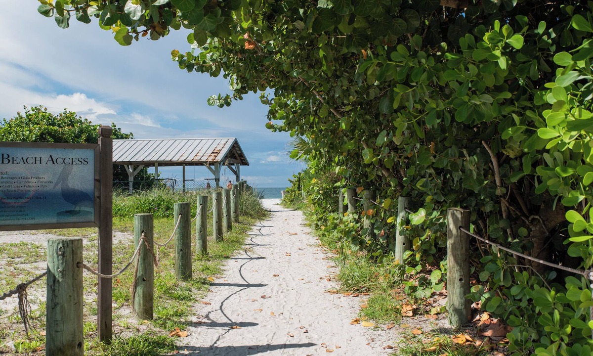 Holmes Beach Condo | Surfer Girl - Cute and Cozy Bungalow close to the beach with direct beach access