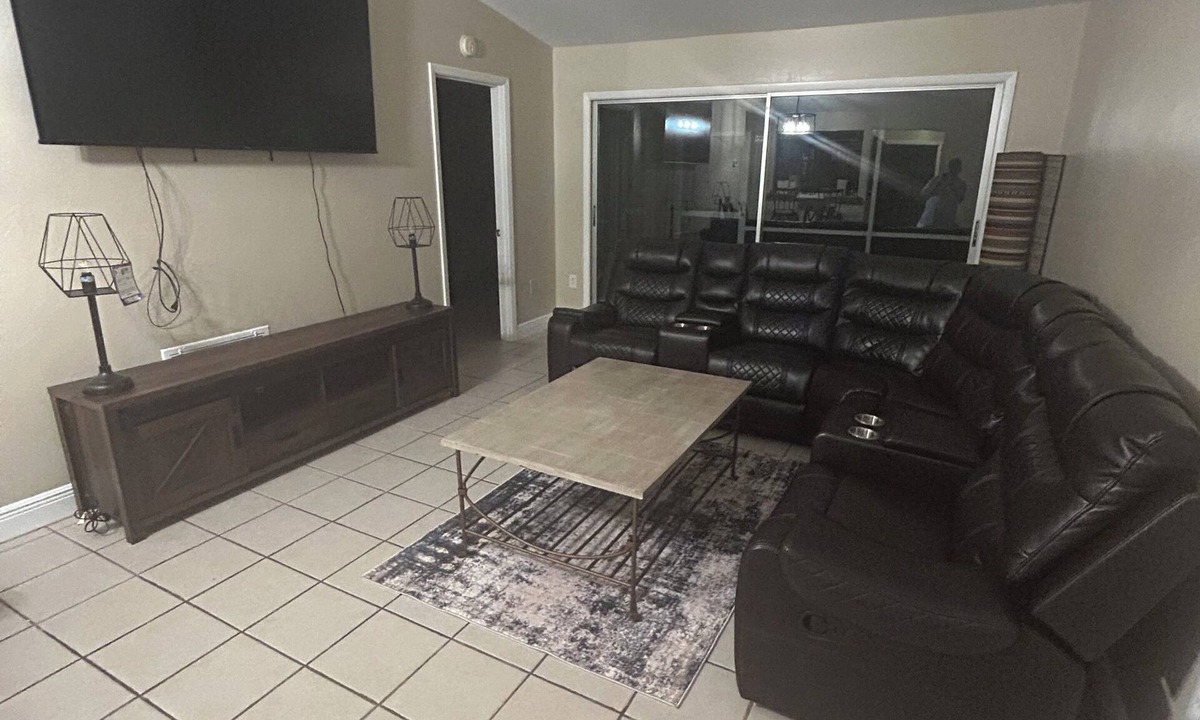Gulf Gate Estates Condo | Sweet 2 Bed/2 bath 5 mins to Siesta Key Beach. Prime location near everything