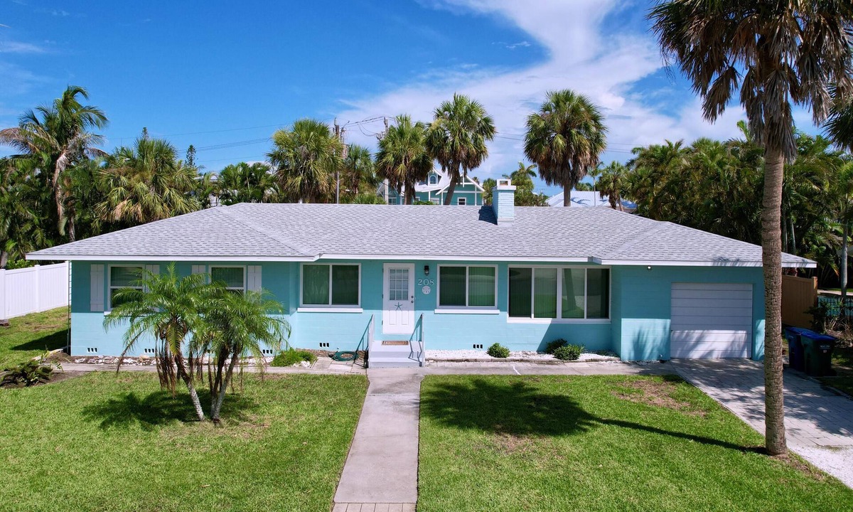Holmes Beach House | Sweet Slice of Old Florida Charm with modern amenities, large yard & beach gear