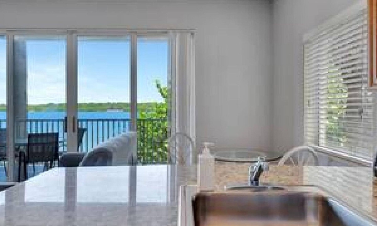 St. Petersburg - Clearwater Apartment | The Bayview a Quaint 1 1 Balcony on the bay