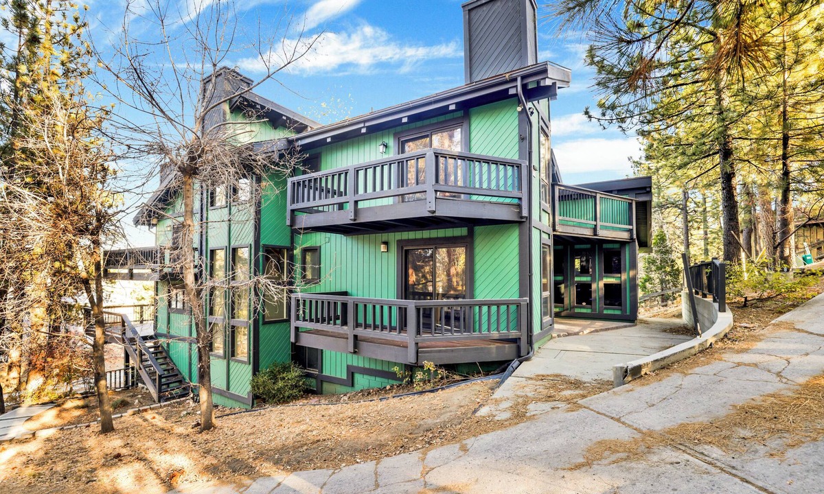 Big Bear Lake Cabin | The Birdhouse Big Bear Lake | Pool Table | Foosball | Hot Tub
