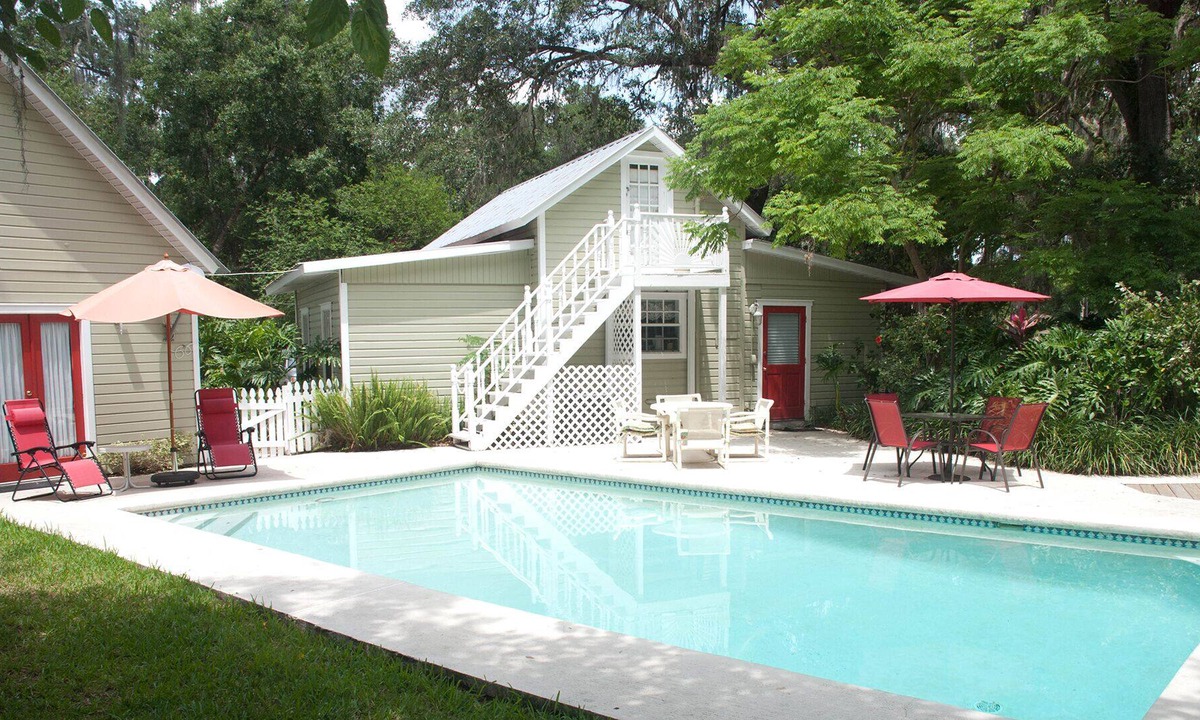 Valrico Cottage | The Cottage at Country Retreat - a charming, idyllic, pet-friendly oasis