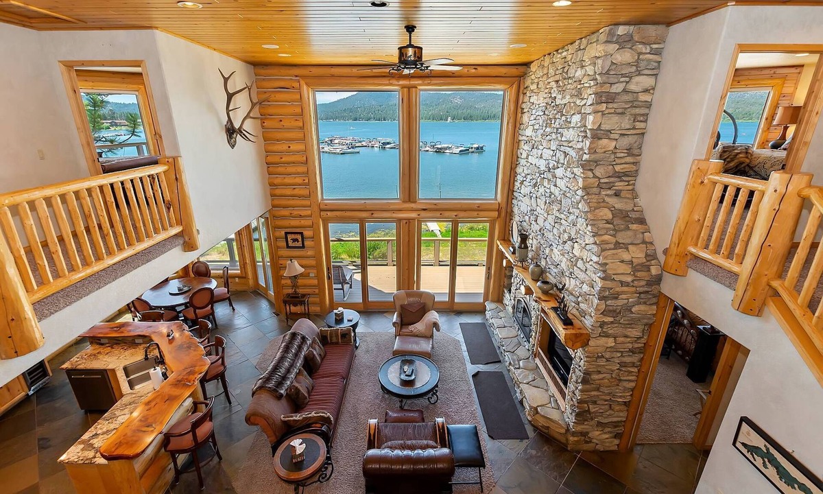 The Village Cabin | The Grand On the Shore by Destination Big Bear : Luxury Lakefront! Garage Parking! Pool Table! Hot Tub! Walk to the Village!