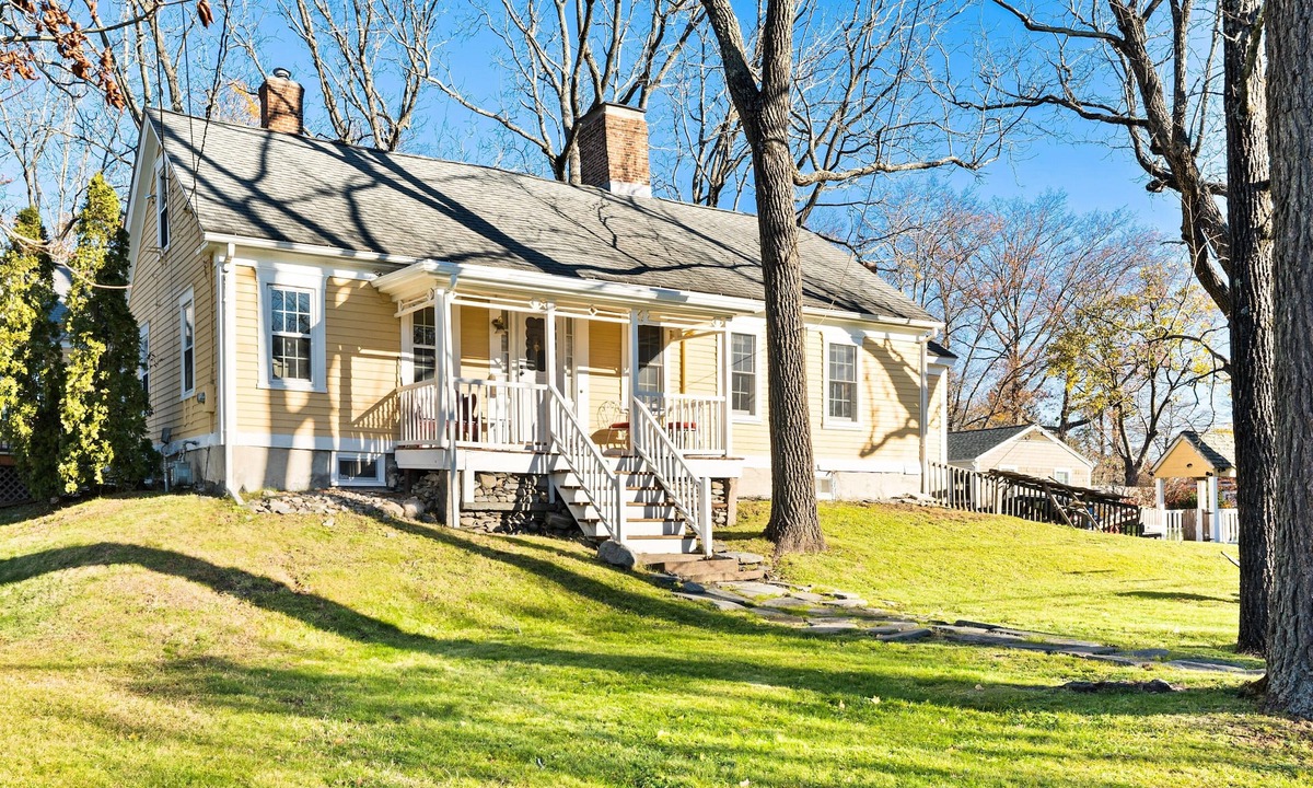 Blackstone House | The historic Cole Farmhouse #USA1731