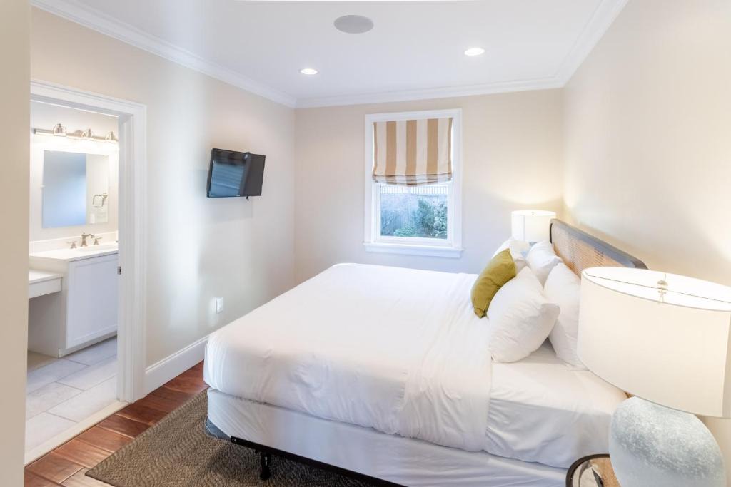 Yachting Village Apartment | The Newport Lofts - 546 Thames Street