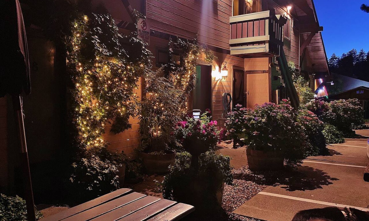 Crestline Hotel | The North Shore Inn