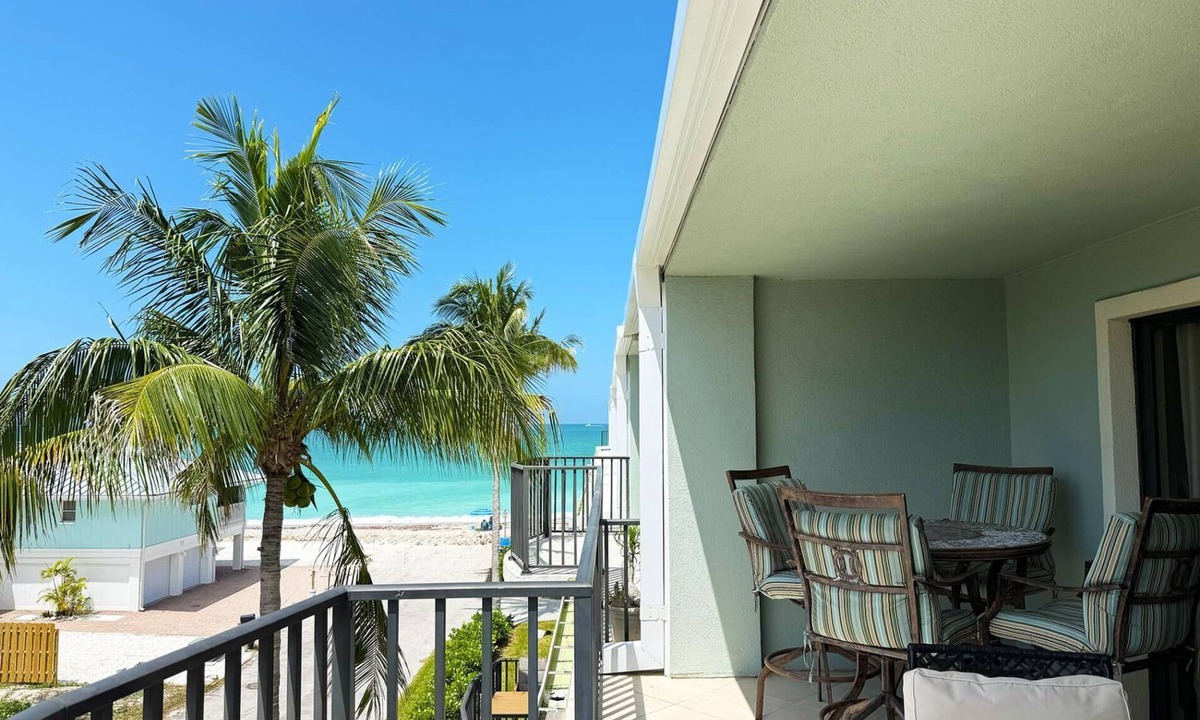 Englewood Apartment | The Palms – 3BR Condo with Balcony & Pool