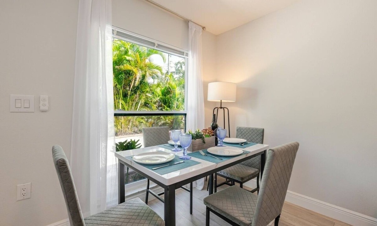 Gillespie Park House | The Roaring Palm - Light and Airy Oasis
