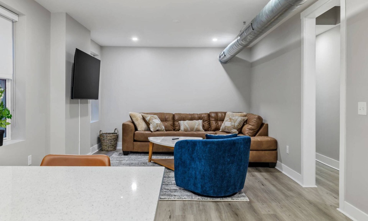 Millvale Apartment | Top-Floor Loft Style Apt Near Downtown PGH | Queen Hotel Bed | Full Kitchen | Modern Comfort