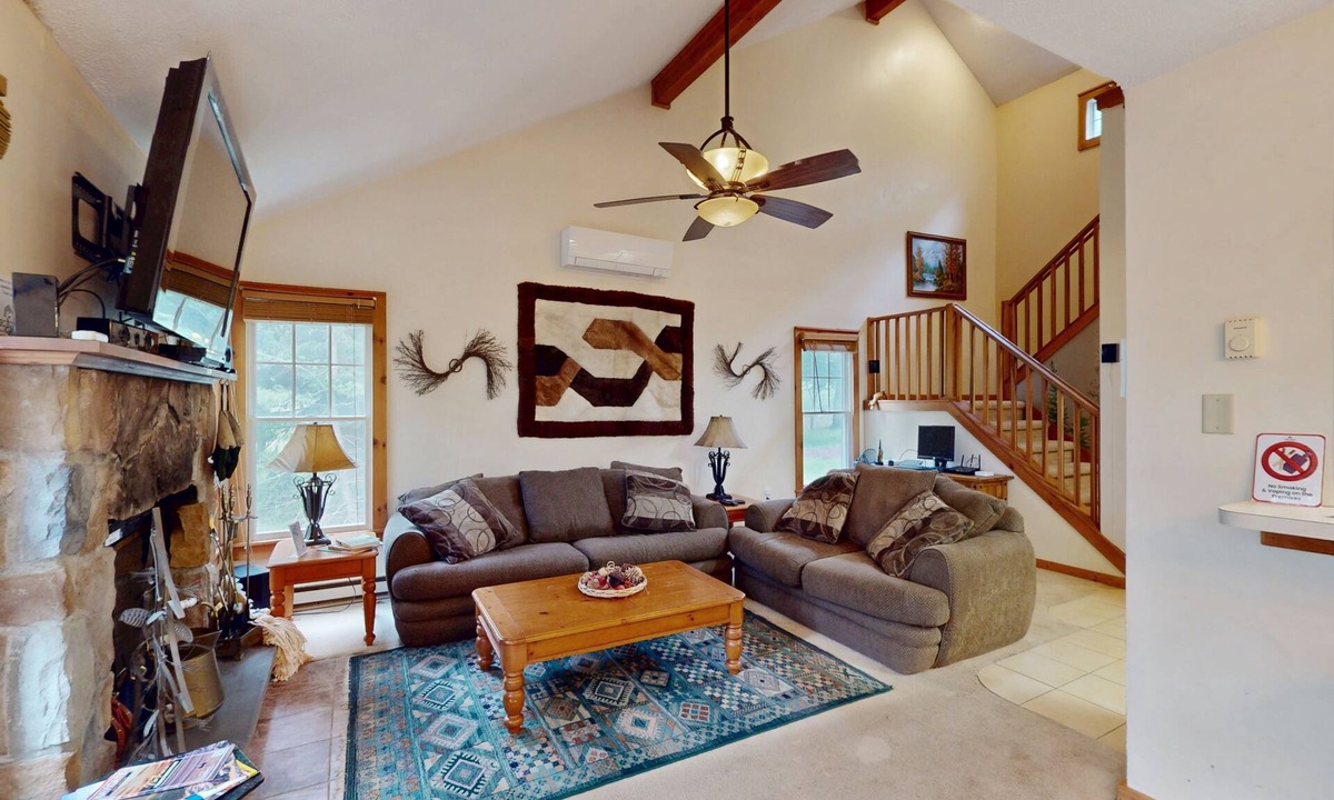 Tannersville House | Tree-lined townhome with private deck - close to skiing & waterpark