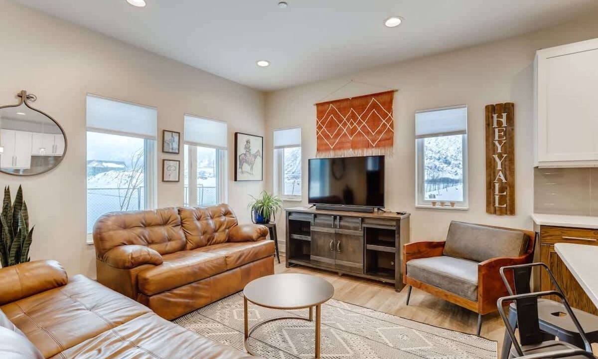 Georgetown Condo | Trekker Townhome | Mountain Charm | New Floors!