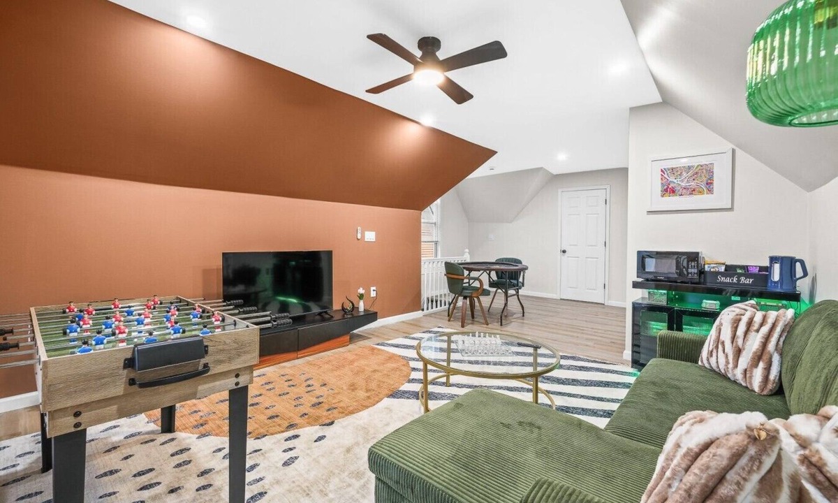 Bloomfield Villa | Trendy East End Escape with Spa Bath & Game Loft