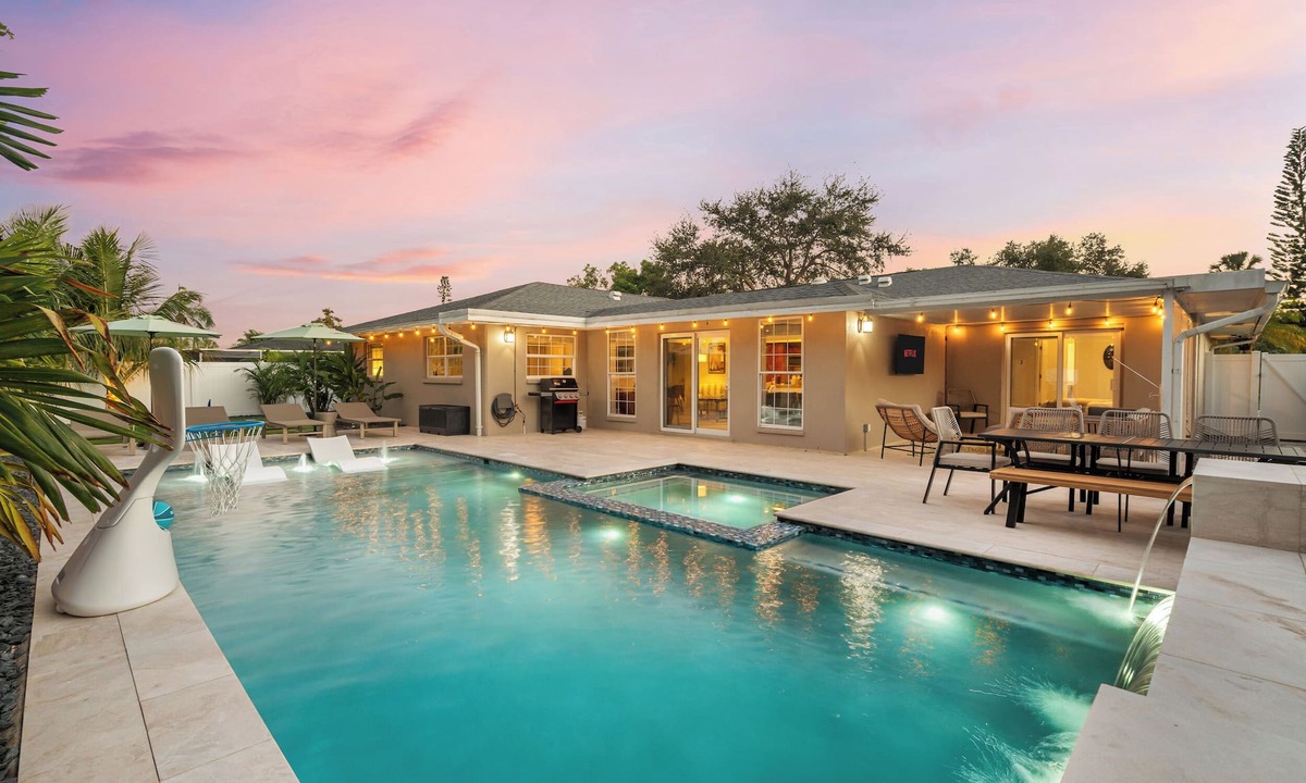 Glen Oaks House | TropiCool Retreat | Private Pool + Hot Tub + More!