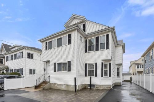 South Medford House | Tufts 3-Bed 2-Office Home with Laundry