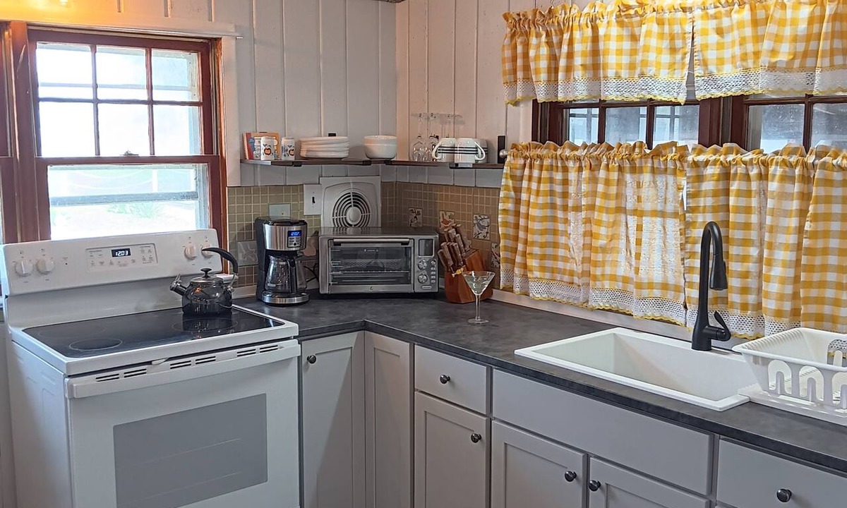 Broadkill Beach Cottage | Unique cottage only steps to the beach, pet friendly. No linens and towels.