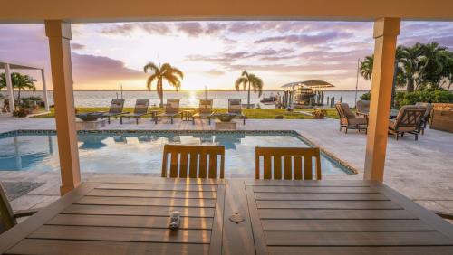 Caloosahatchee House | Villa Savona - A Luxurious Waterfront Wellness Retreat