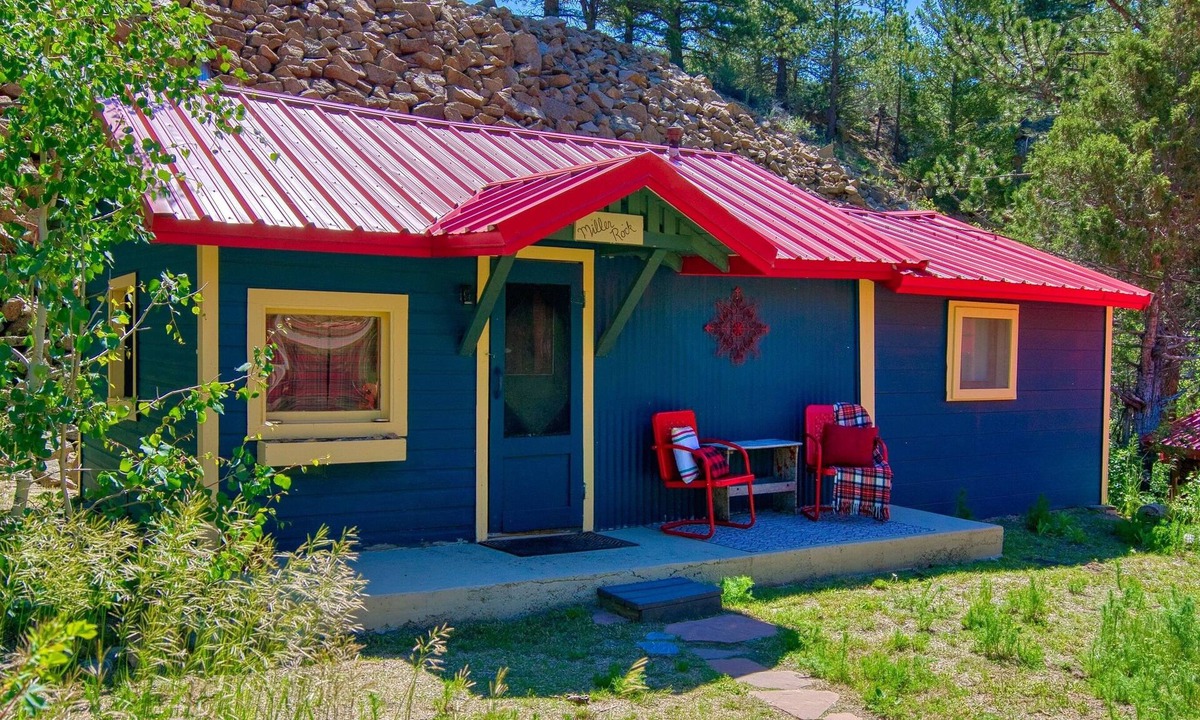 Lyons Cabin | Vintage Riverside Cabin — Spacious Family Stay