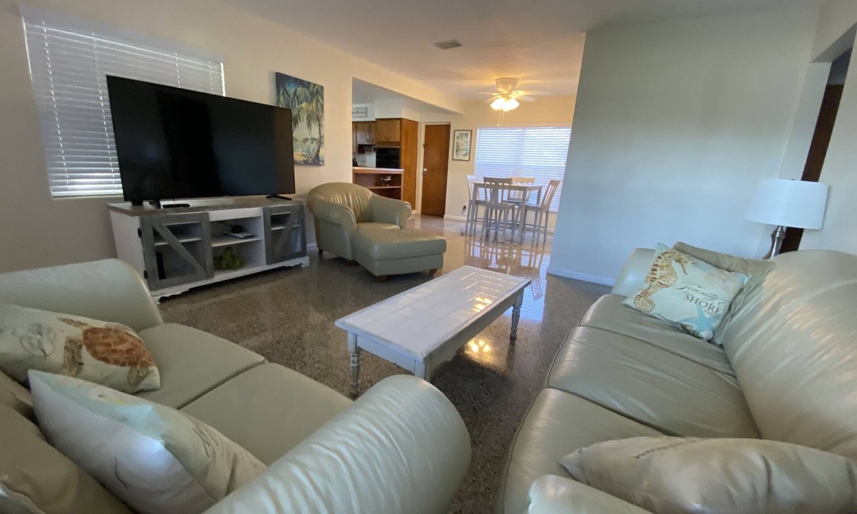 Largo House | Walk to Beach, restaurants and shops “The Estate” a truly vintage home