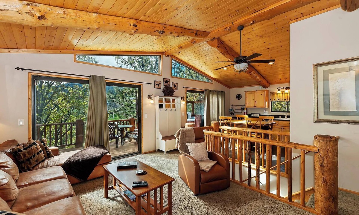 Big Bear Lake Cabin | Walk to Bear Mtn! HOT TUB! WIFI! Propane BBQ!
