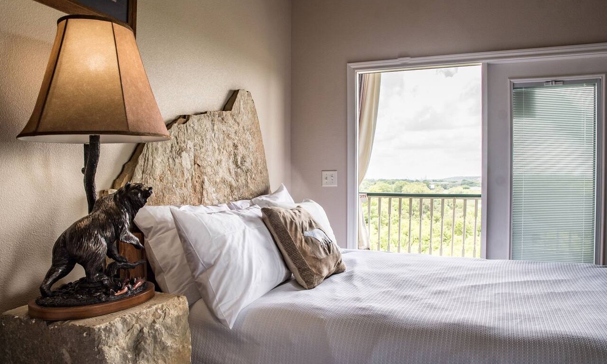 Gruene Condo | Walk to Gruene Hall!On Guadalupe River! Pets Welcome