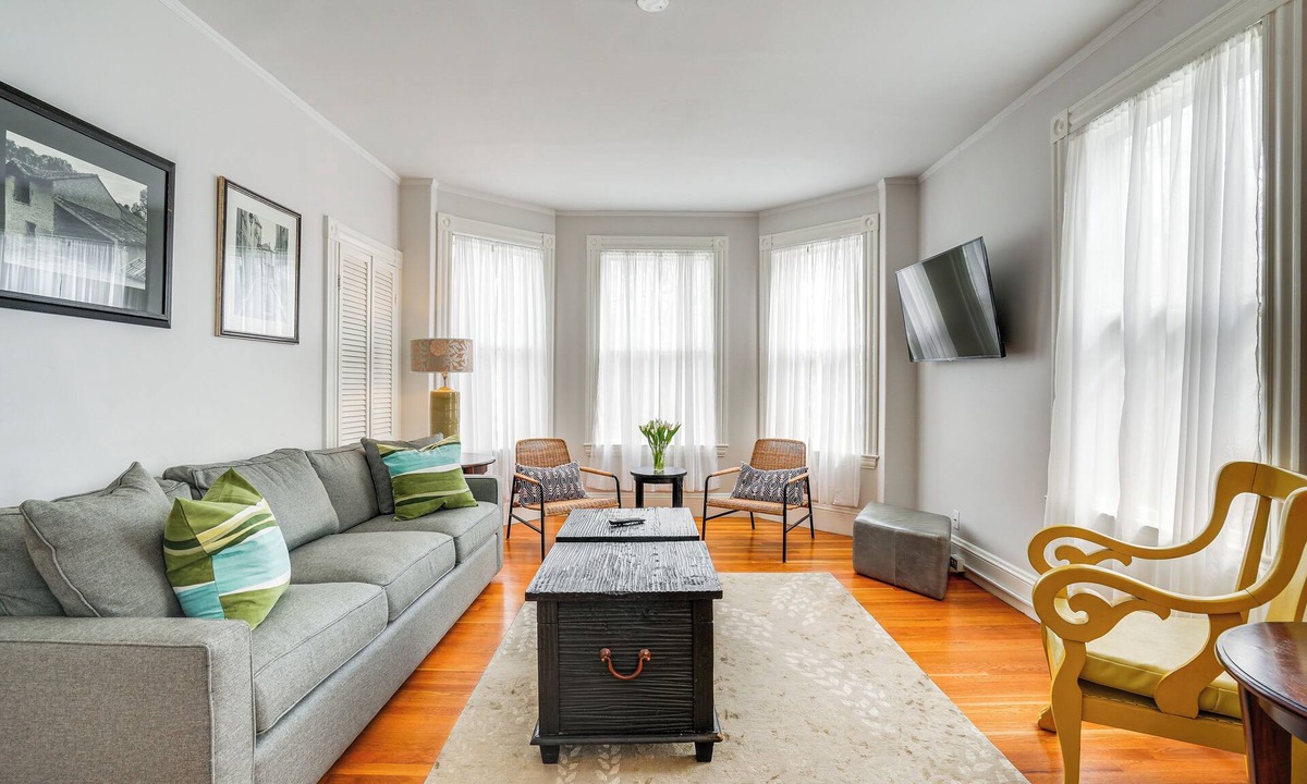 Mid-Cambridge Apartment | Walk to Harvard Square: Apartment in Cambridge