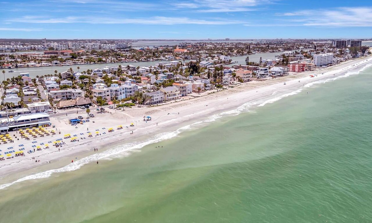 Sunset Beach House | Walk to Sand in 2 Mins Beach Home w Patio Grill